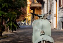 Vespa 50, perché è ancora la regina dell’estate: il mito è nato da un numero