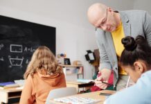 Scuola, stop ai compiti assegnati alle 20: nuova stretta in arrivo e ritorno al diario cartaceo