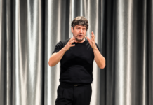 Fabio De Luigi torna a teatro dopo 25 anni e conquista Milano: il sold out di “BIOL” dimostra che la comicità non invecchia